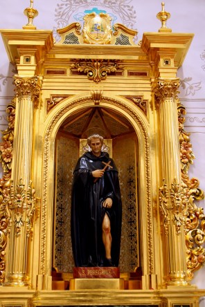 성 페레그리노 라치오시_photo by Ansel Adams_in the Basilica of St John Capistrano_California.jpg